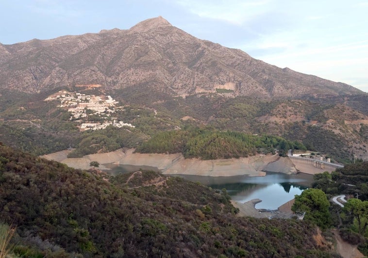 Marbella prohíbe llenar las piscinas y el baldeo de calles con agua